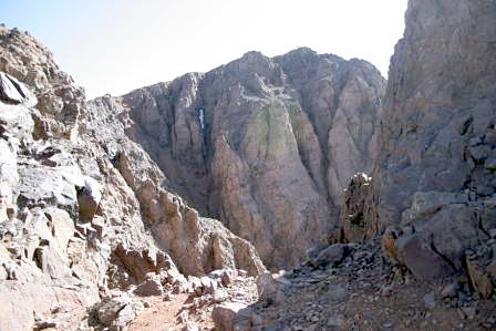 Jebel Toubkal (4167m). Nejvyšší vrchol severní Afriky.